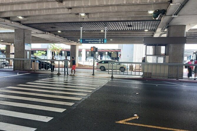 Airport Shuttle - HNL Airport to Waikiki - Comfort, Communication, and Driver Help