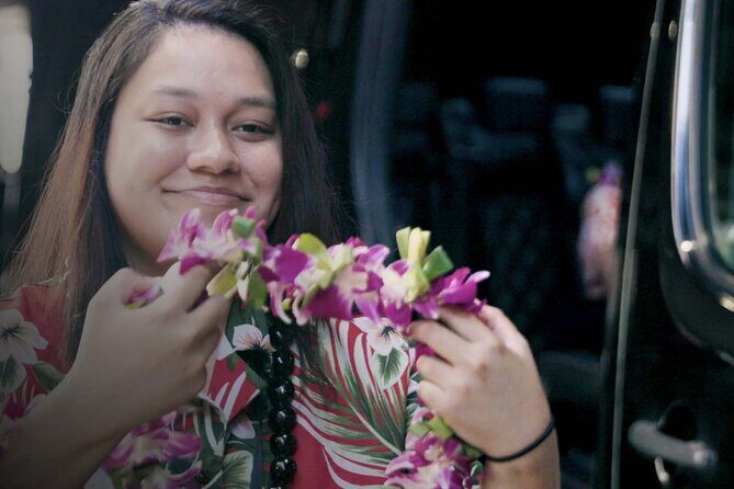 Aloha Lei Greeting on Arrival in Honolulu - Fresh Orchid Lei vs Kukui Nut Lei (and Why It Matters)