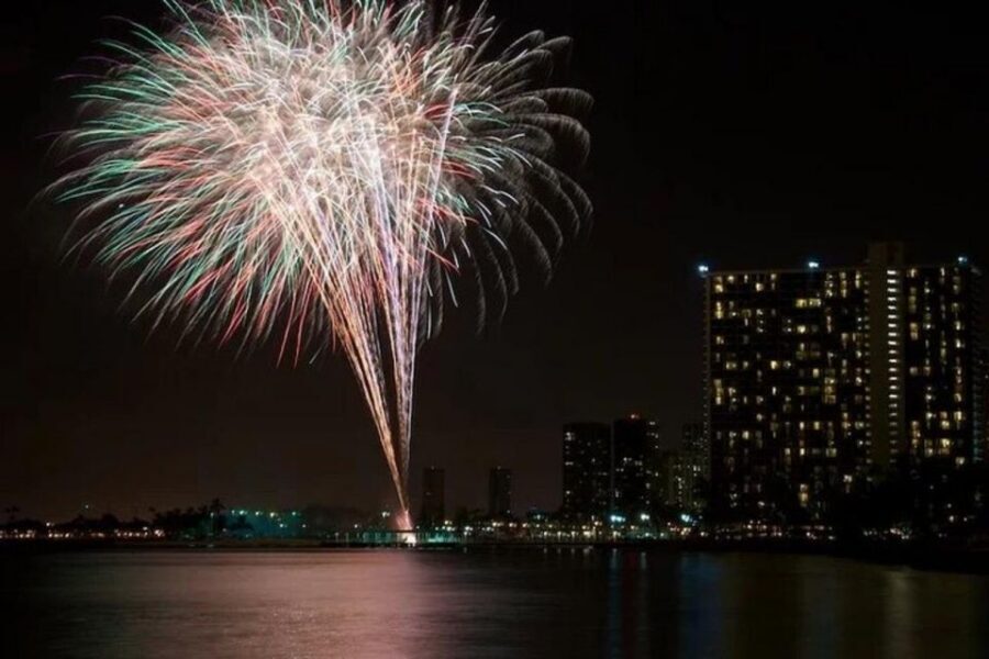 Board from Waikiki Beach: Friday Night Fireworks sail - Should you book the Friday Night Fireworks sail from Waikiki?