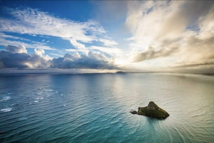 From Honolulu: Oahu 60min Helicopter Tour with Doors Off/On - Kaneohe Bay and Chinaman’s Hat: the scenery that feels unreal