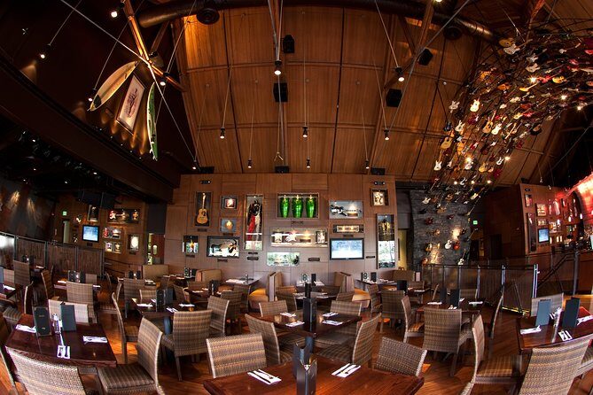 Hard Rock Cafe Honolulu - The main drawback: pigeons and the outdoor reality