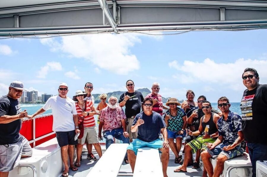 Honolulu: Glass Bottom Boat Tour along Oahu's South Shore - Bringing drinks and staying comfy on a one-hour ocean outing