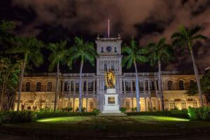 Honolulu Haunts: Ghosts and Spirits Walking Tour - Meeting at the King Kamehameha Statue (and spotting your guide)
