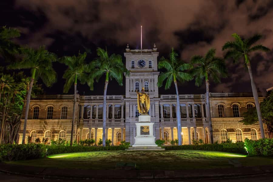 Honolulu Haunts: Ghosts and Spirits Walking Tour - Meeting at the King Kamehameha Statue (and spotting your guide)