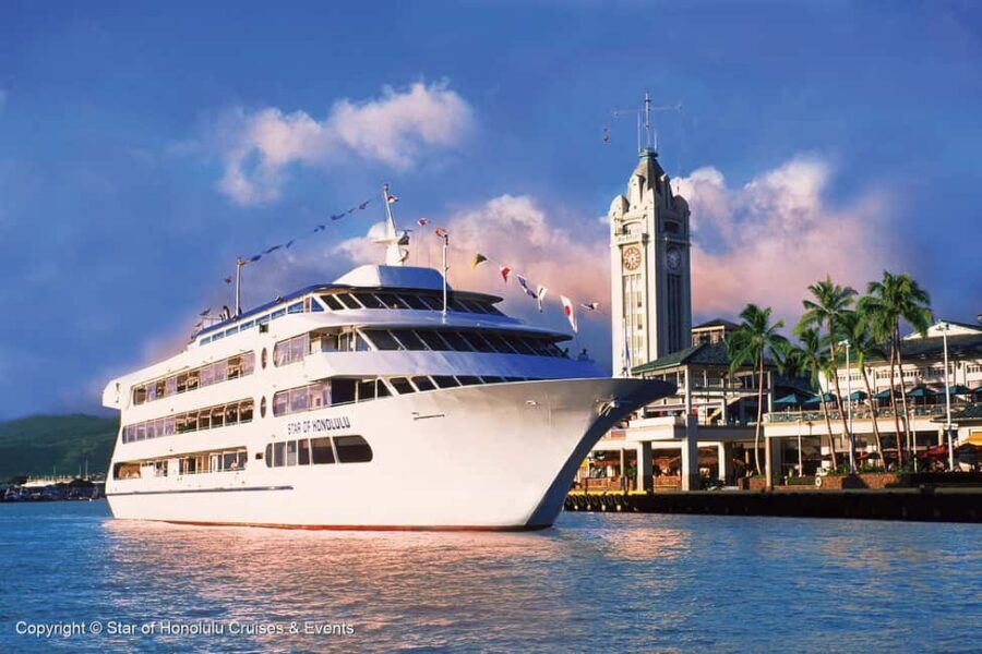 Honolulu: Pacific Star Sunset Buffet and Show - The scenery run: Ala Moana, Waikiki, and Diamond Head from the water