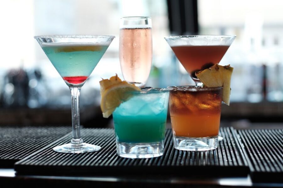 Honolulu: Waikiki Sunset and Cocktail Cruise - Key things you’ll notice right away