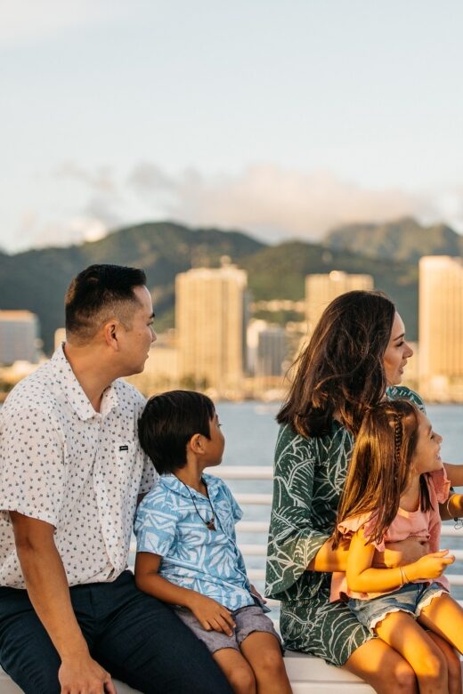 Honolulu: Waikiki Sunset and Cocktail Cruise - Food and drink reality check: it’s snacks, not a meal