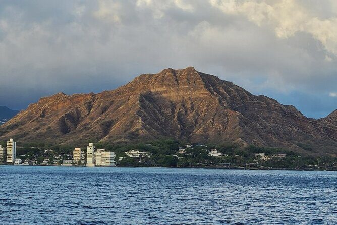 Late Breakfast Cruise in Honolulu - Crew, check-in, and onboard comfort when the weather gets moody