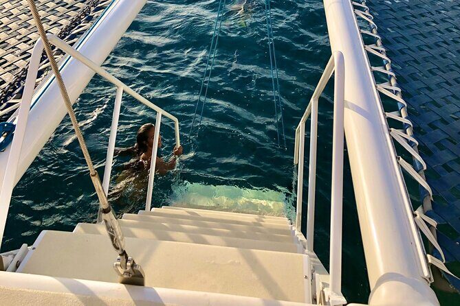 Moana’s Swim’n’Sail Cocktail Cruise Along the Waikiki Coast - Crew and atmosphere: calm, attentive, and ready with help