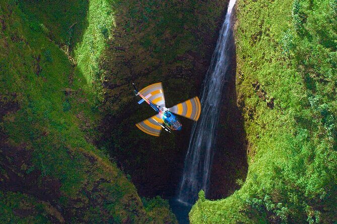 Oahu: 45 Minute Sights Unseen Helicopter Tour - Doors Off or On - Entering the flight route: Honolulu Harbor to Diamond Head crater