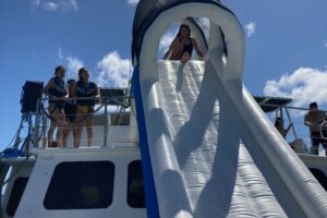 Oahu 5-in-1 Deluxe Cruise: Turtle Snorkeling & Ocean Activities - The cruise to the Waikiki activity area: views plus a quick reality check