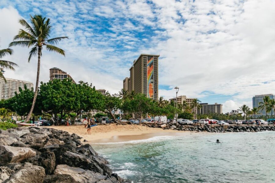 Oahu: Beginner-Friendly Waikiki Beach Surfing Lesson - Why Waikiki works so well for brand-new surfers