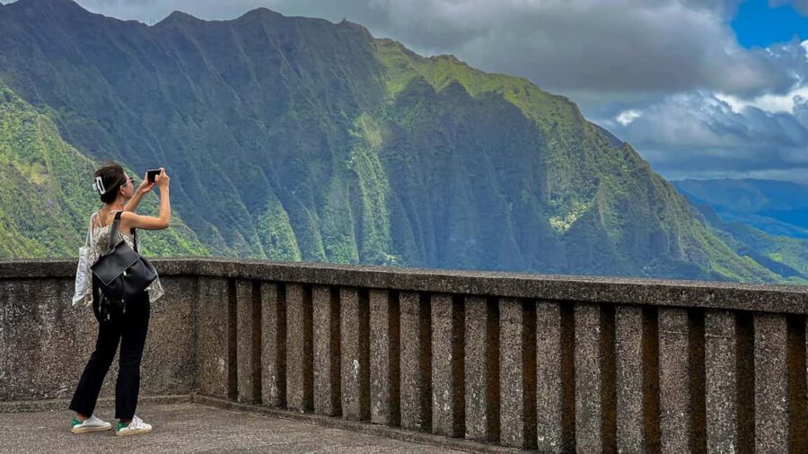 Oahu: Full-Day Guided Hawaiian Food and Photo Tour - Oahu Grill and the traditional food tasting that rounds out the day