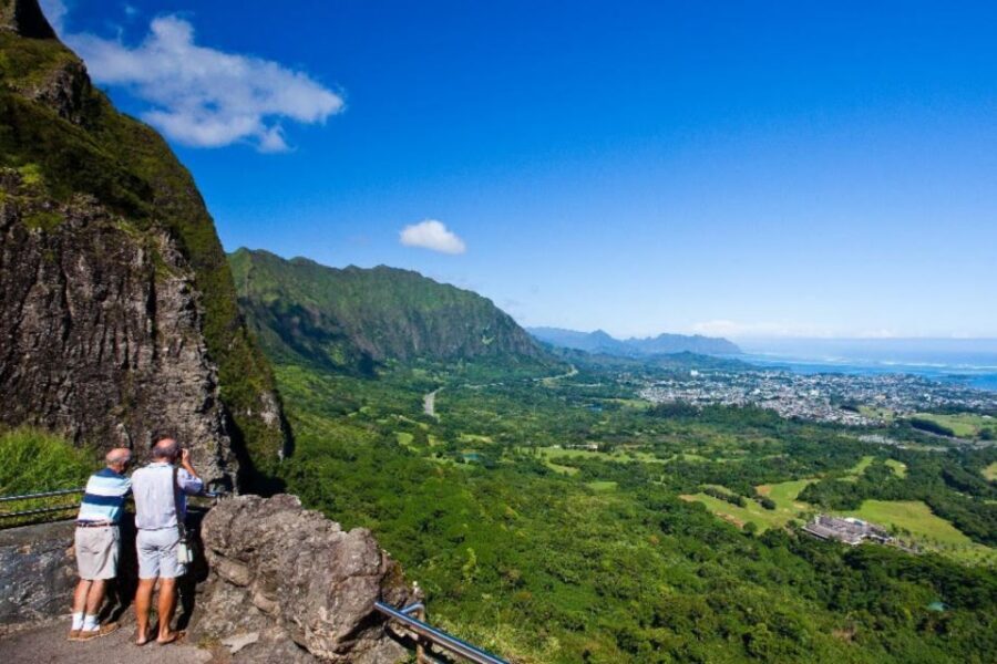 Oahu: Guided Tour of North Shore and Waimea Botanical Garden - North Shore Beaches and the East End Drive (Sunset Beach Included)