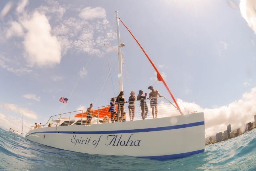 Oahu: Hilton Hawaiian Village Snorkel Tour - All-You-Can-Eat Lunch at Sea (If You Select It)