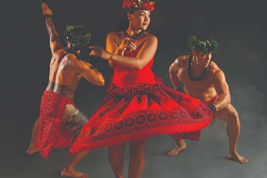 Oahu: Hilton Waikiki Starlight Luau - The show’s core: music and dance that connect Hawaii to the Pacific