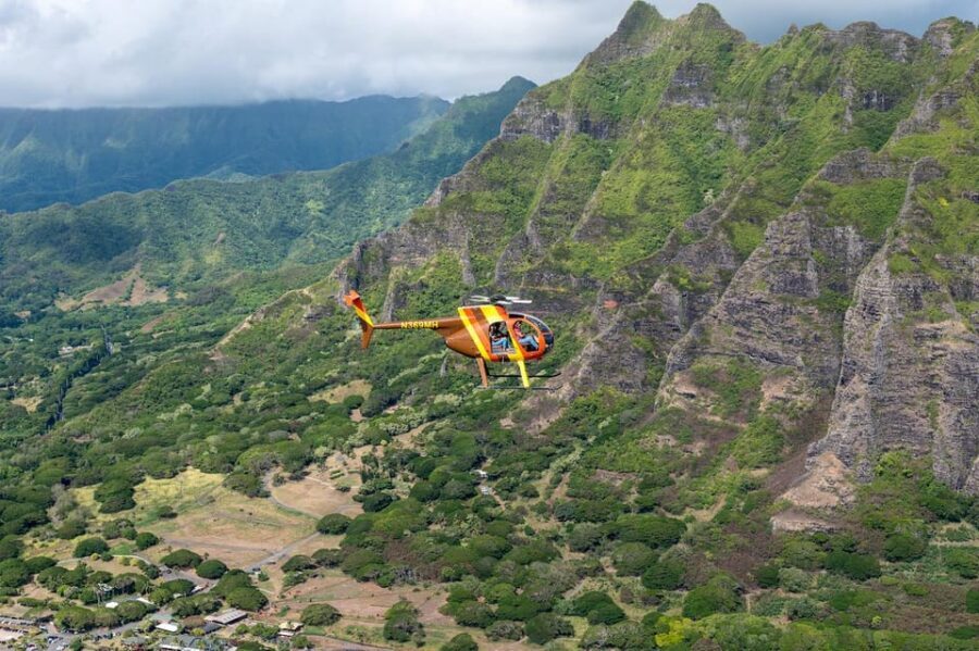 Oahu: Magnum P.I. Doors-Off Helicopter Tour - Hawaii Kai to Hanauma Bay: reading the shoreline like a map
