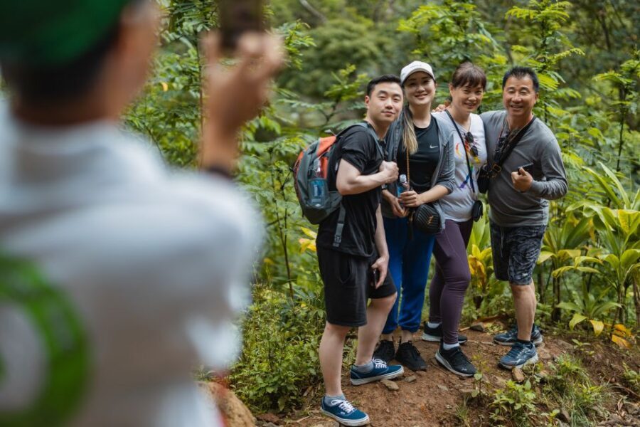 Oahu: Manoa Falls Waterfall Hike with Lunch and Transfers - Guides in English and Japanese: the difference between facts and a feel for the place