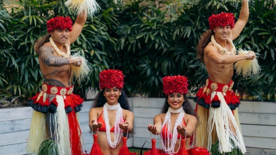 Oahu: Pa'ina Luau Waikiki at Waikiki Beach Marriott Resort - Meeting the Cast and Getting Photos After the Fire