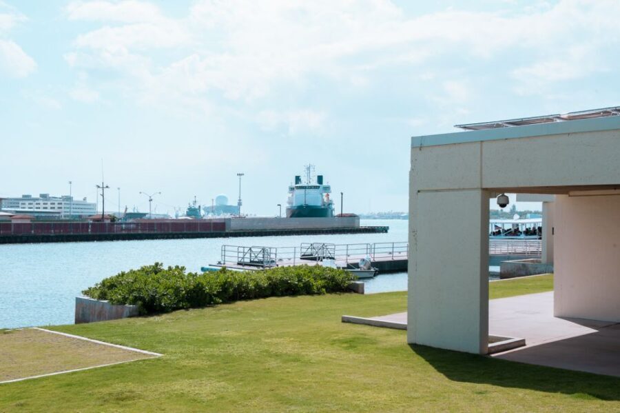 Oahu: Pearl Harbor, USS Arizona, and City Highlights Tour - USS Arizona Memorial: The Navy Launch Is Part of the Meaning