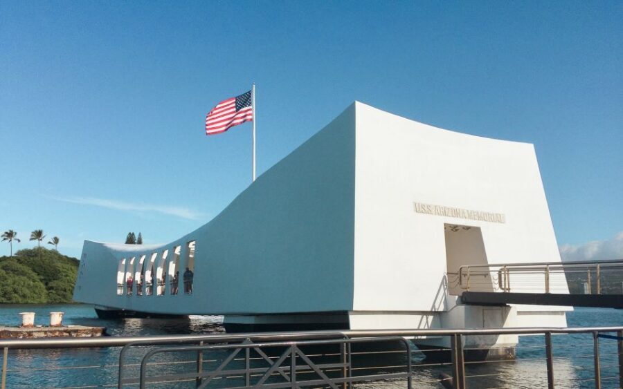 Oahu: Pearl Harbor, USS Arizona, and City Highlights Tour - Honolulu Historic District Stops: Iolani Palace and the King Kamehameha Axis