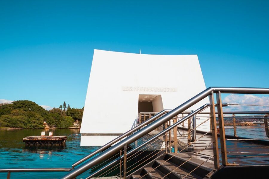 Oahu: Pearl Harbor, USS Arizona, and City Tour - Honolulu downtown highlights: Iolani Palace, City Hall, and royal-era architecture