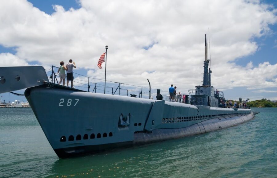 Oahu: Pearl Harbor, USS Arizona, Might Mo, & Honolulu Tour - Honolulu landmarks after Pearl Harbor: King Kamehameha, downtown stops, and church architecture