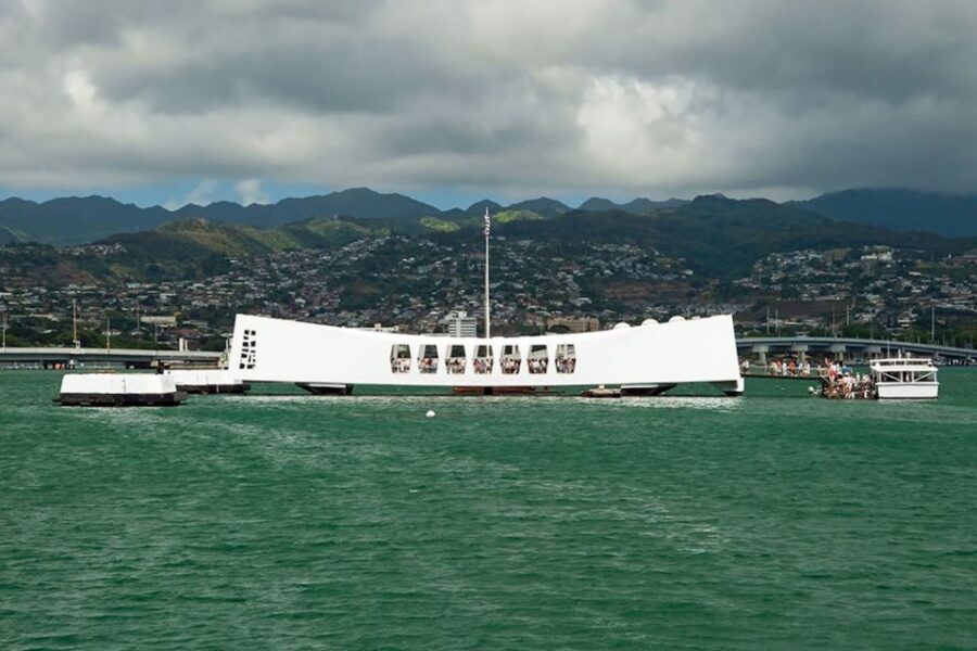 Oahu: Premium Missouri, Arizona & Top of the Tower Tour - Lunch and local treats: a real break, not a random stop