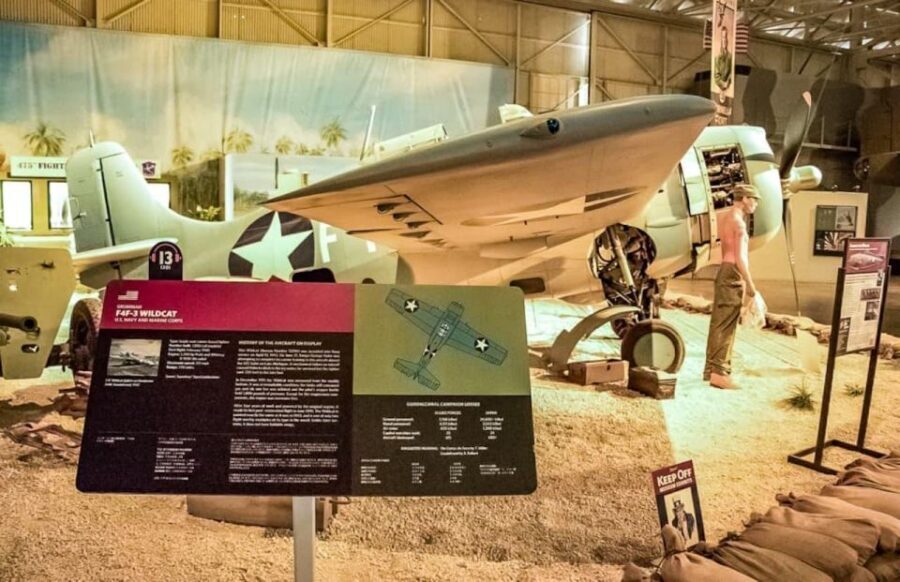 Oahu: The Complete Pearl Harbor Ticket - Downtown Honolulu sights and Punchbowl National Cemetery