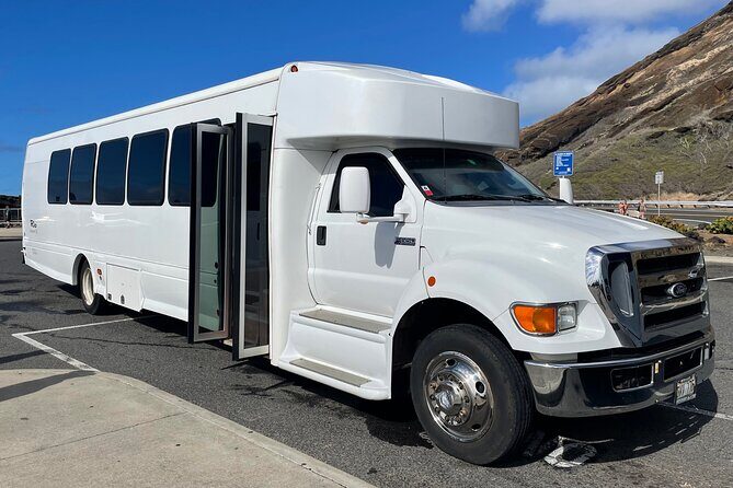 Oahu's Ultimate Grand Circle Island Tour with Snorkeling and More - North Shore Macadamia Nut Company: a longer included stop with samples