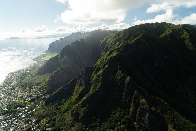 Private 60 Minutes Helicopter Tour in Honolulu - Punchbowl Cemetery, Stadiums, and the City-to-Mountains Transition