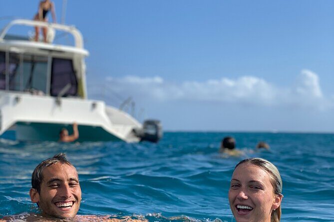 Private Catamaran Cruise and Snorkeling Tour in Honolulu - A private catamaran day built around Diamond Head and offshore Waikiki