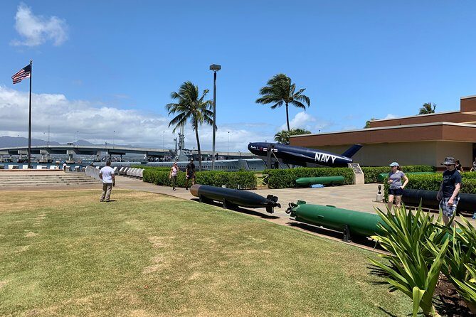 Small Group-Oahu Tour, Dole Plantation, Northshore, Sunset Beach - Punchbowl Memorial: Puowaina and the Weight of Place