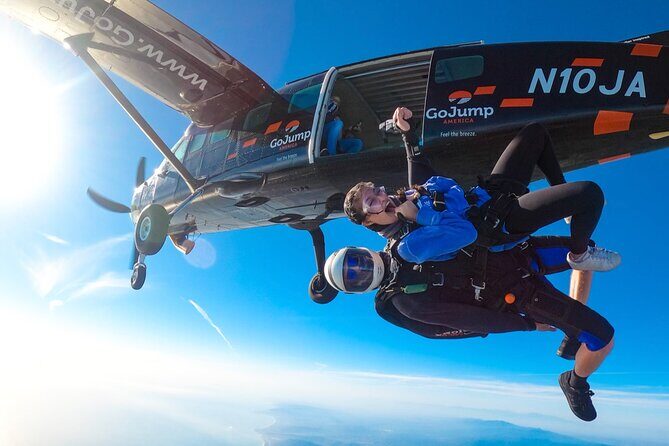 Tandem Skydiving with GoJump in Hawaii - From Waikiki Pickup to North Shore Airfield: How the Day Flows