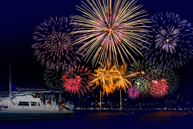 Waikiki Friday Firework Catamaran Tour - Friday Fireworks from the middle of the ocean: what the experience really feels like