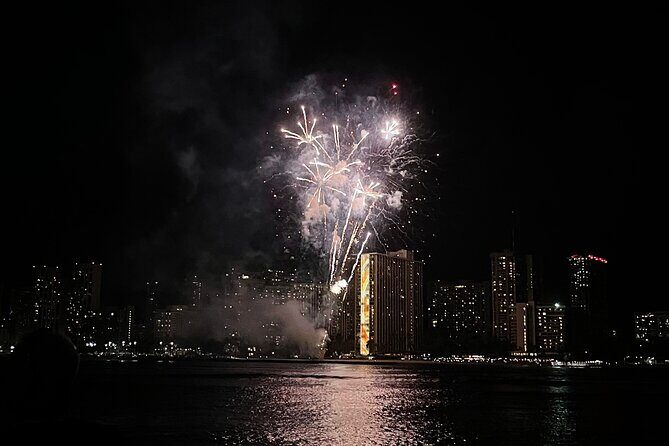 Waikiki: Friday Night Fireworks Catamaran Cruise - The Main Event: Watching the Hilton Friday Night Fireworks From the Water