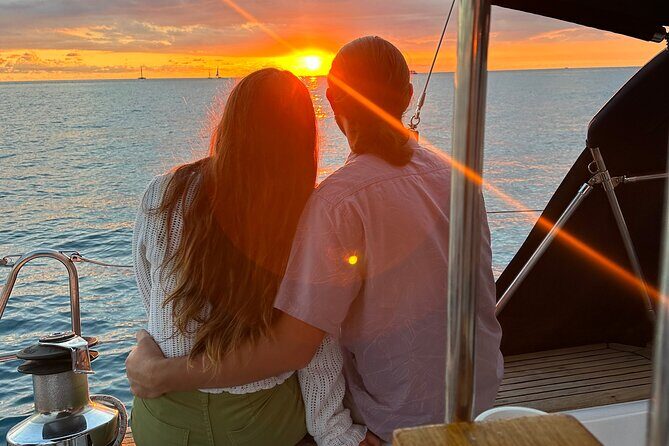 Waikiki private Day Tour and Sunset sail for couples - Why a private Waikiki yacht sail feels different than the big boats