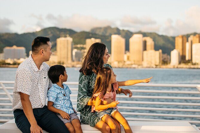 Waikiki Sunset Cocktail Cruise aboard the Majestic by Atlantis - Snacks and cocktails: plan for purchases, not a full meal